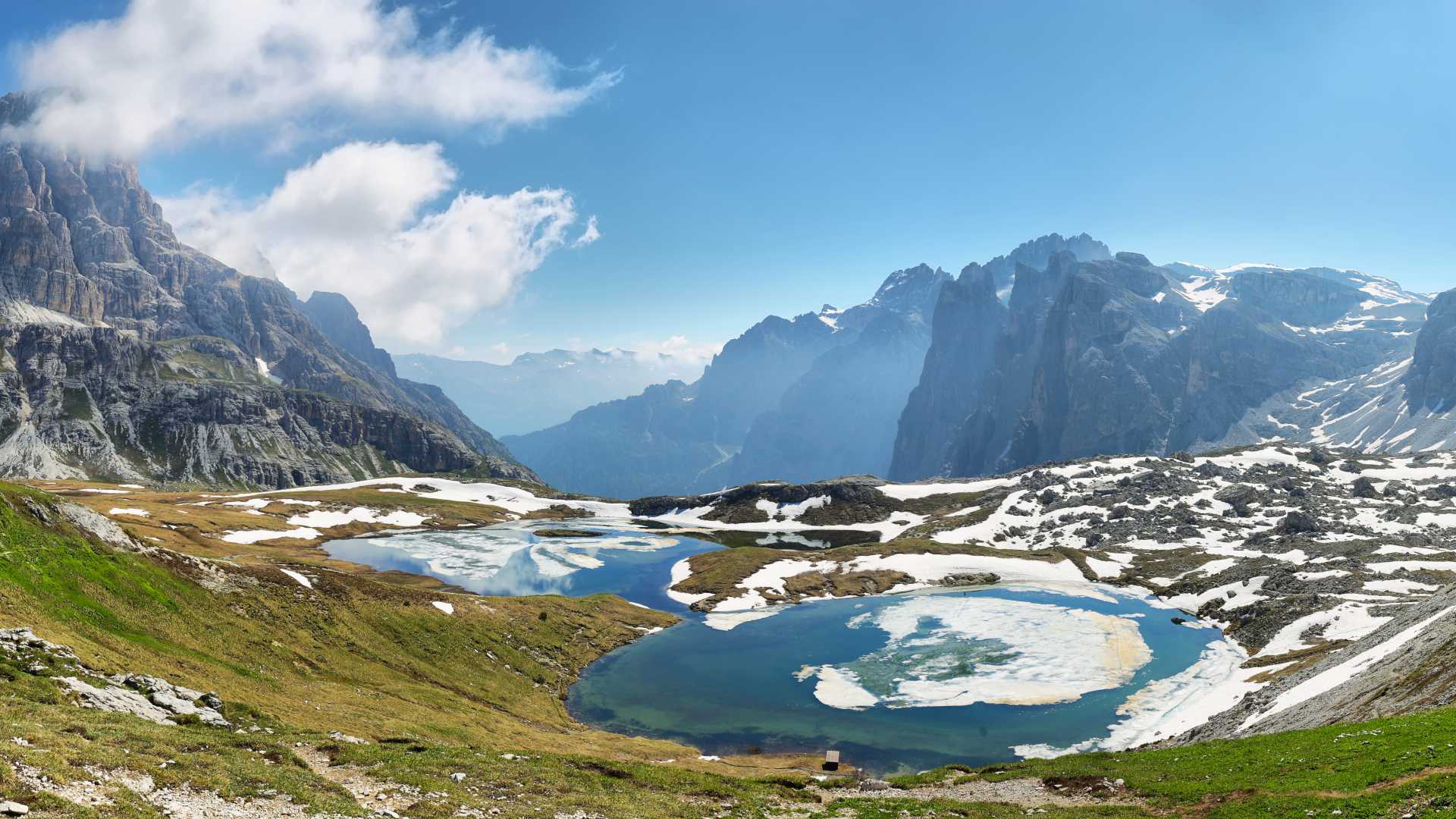 Lacs de montagne cristallins entourés de plaques de neige et de pics imposants à Laghi dei Piani, dans le Tyrol du Sud.