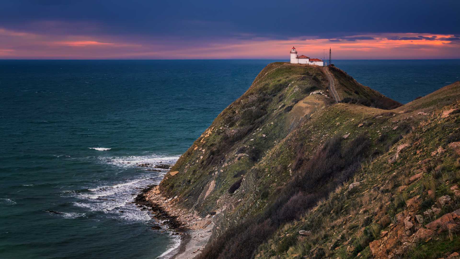 Vuurtoren op Kaap Emine, op een klif met uitzicht op de Zwarte Zee bij zonsondergang, Bulgarije.