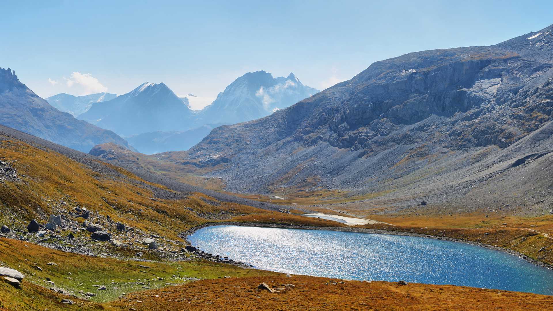 Het meer van Rond ligt genesteld in de Col de la Vanoise, met de ruige toppen van het Vanoise National Park op de achtergrond.