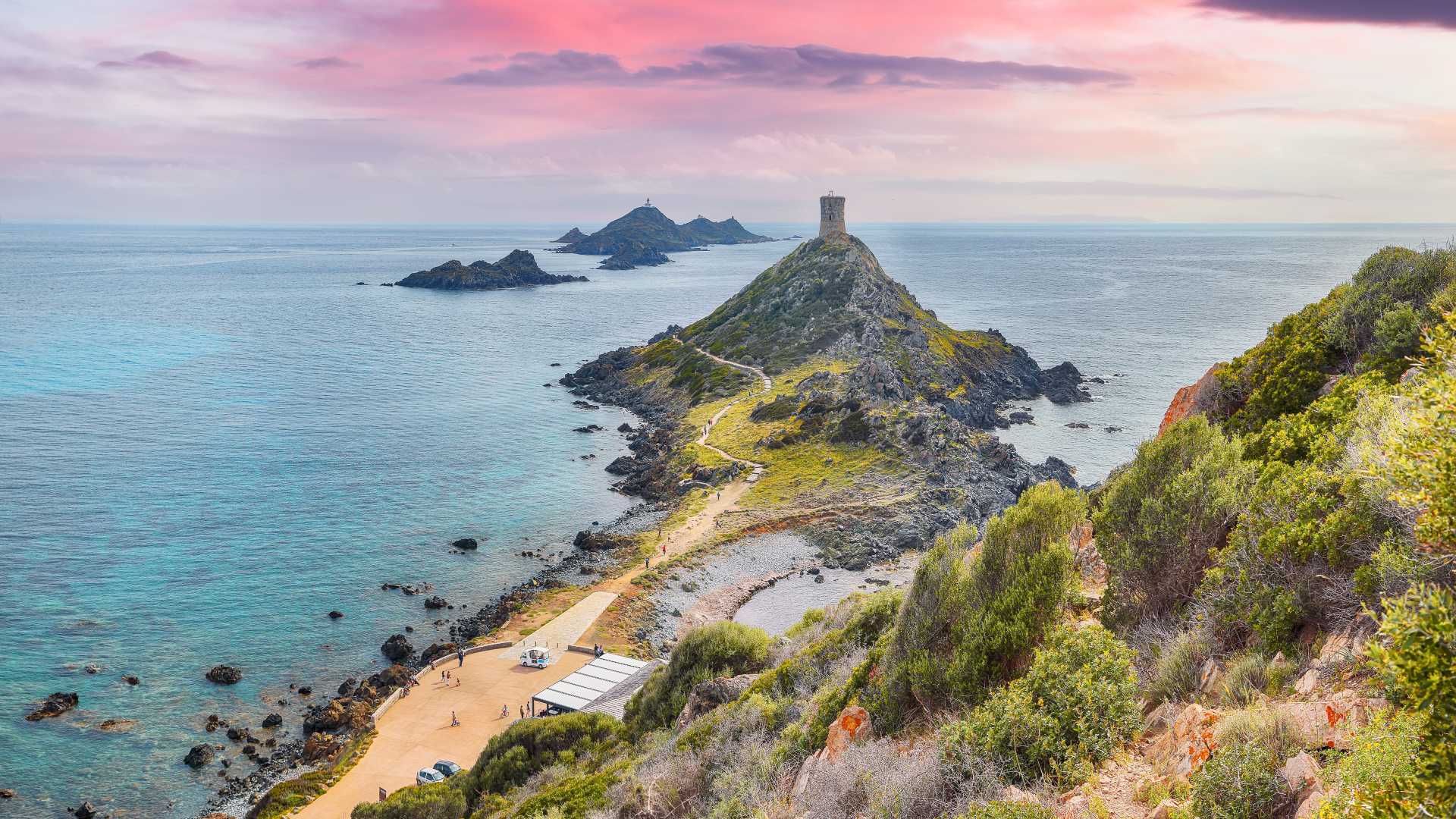 Gouden zonsondergang over Torra di a Parata met de Genuese toren en de Sanguinaires eilanden in Corsica, Frankrijk.