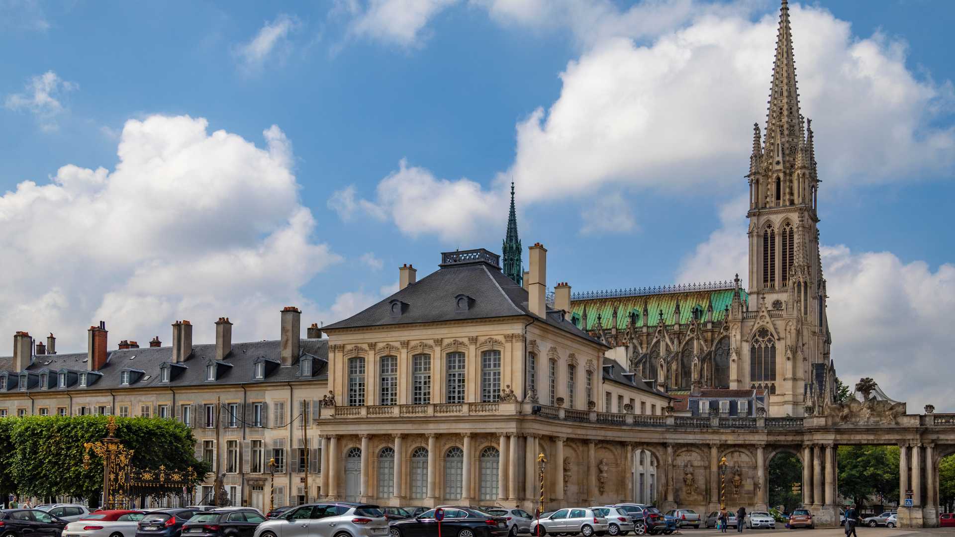 De torenhoge torenspits van de Basiliek Saint-Epvre kijkt uit over historische gebouwen aan de Grand Rue in Nancy, Frankrijk.