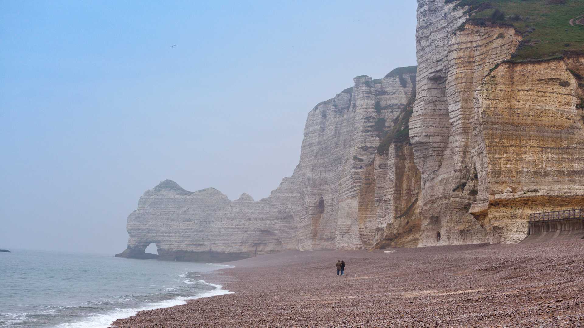 Schöne Landschaftsansicht von Etretat Klippen, Strand und Meer an einem bewölkten Tag, Hervorhebung der natürlichen Sehenswürdigkeiten und beliebtes Reiseziel in der Normandie