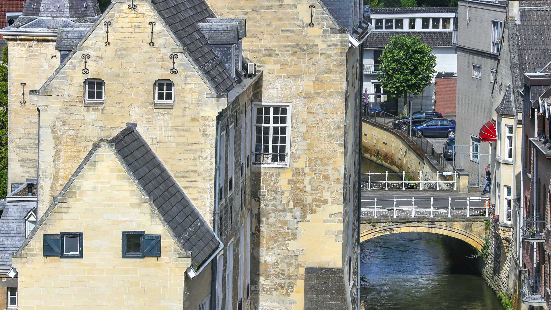 Historische gebouwen langs de rivier de Geul in Valkenburg, Nederland, met charmante architectuur.