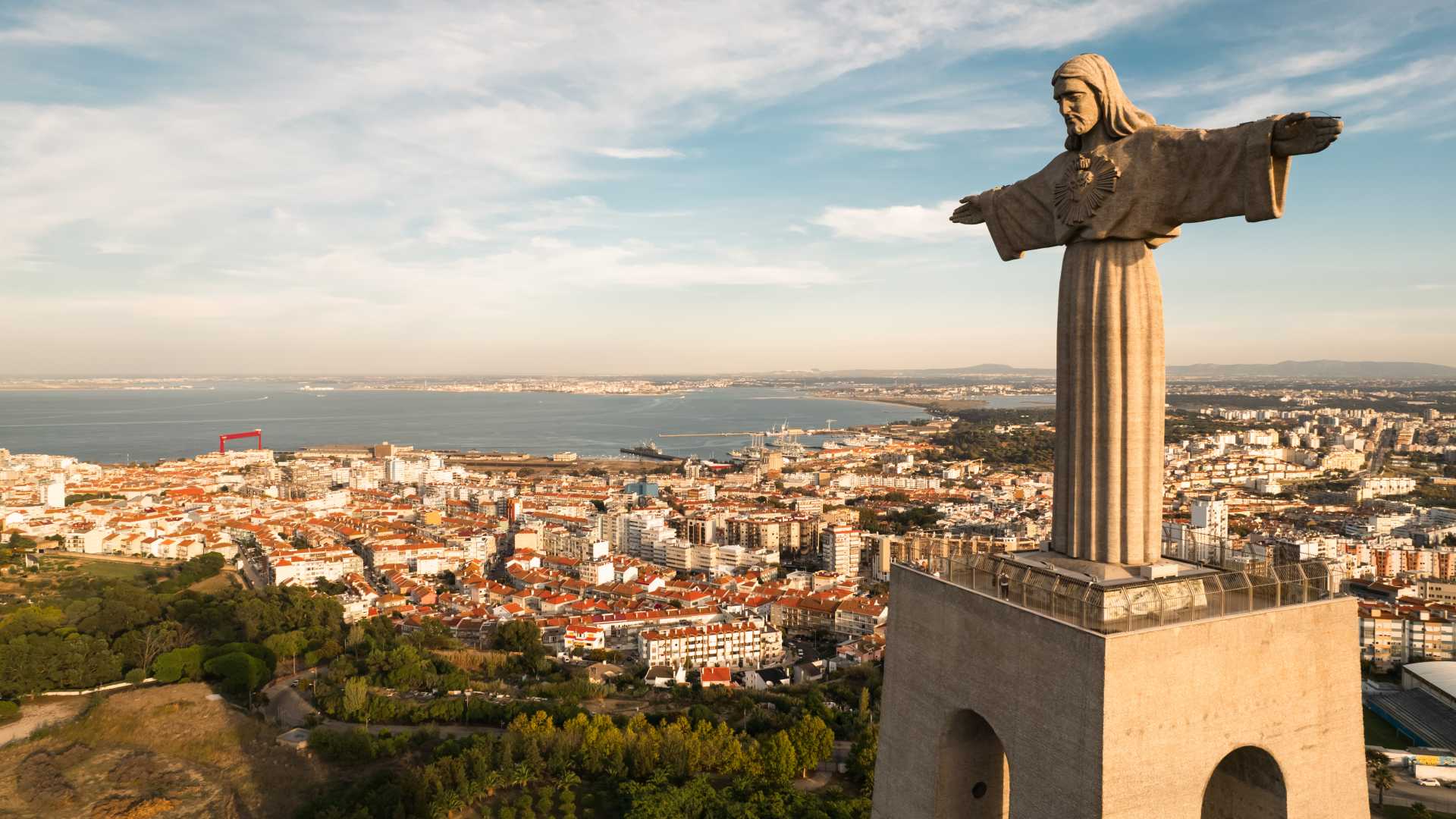 阳光明媚的日子里，基督国王雕像俯瞰里斯本